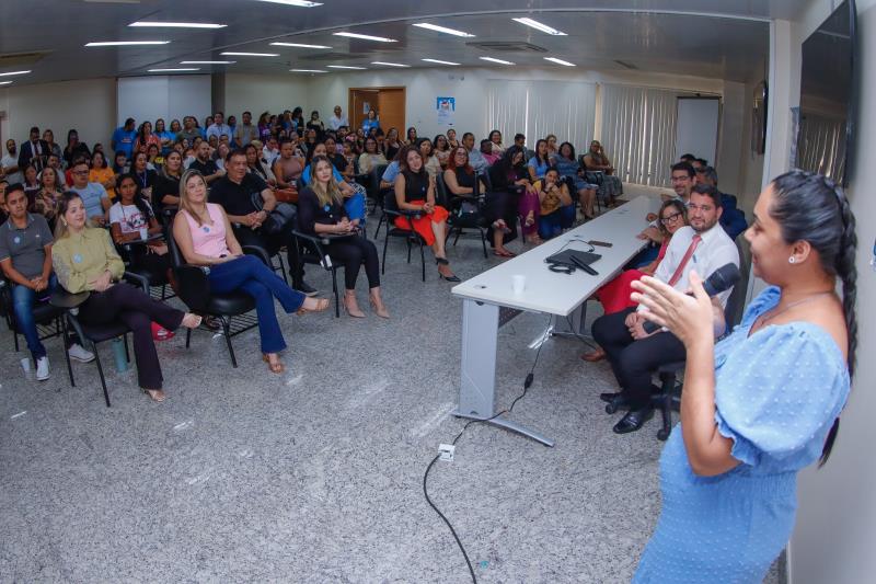Raiane Lima que é uma família acolhedora entregando a camisa do serviço ao presidente, Arthur Houat, como gesto de carinho e boas Vindas à nova gestão - Crédito: Jader Paes / Agência Belém