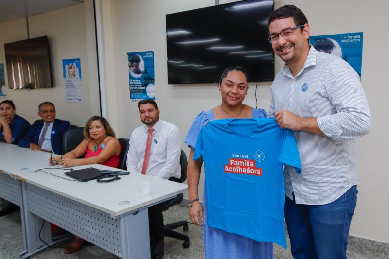 Raiane Lima que é uma família acolhedora entregando a camisa do serviço ao presidente, Arthur Houat, como gesto de carinho e boas Vindas à nova gestão - Crédito: Jader Paes / Agência Belém Raiane Lima que é uma família acolhedora entregando a camisa do serviço ao presidente, Arthur Houat, como gesto de carinho e boas Vindas à nova gestão - Crédito: Jader Paes / Agência Belém